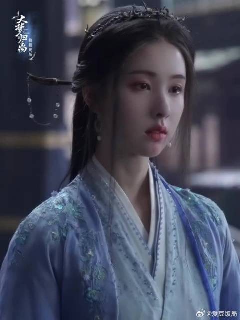 神女跪伏着,踉跄着,呼喊着,救不回爱人