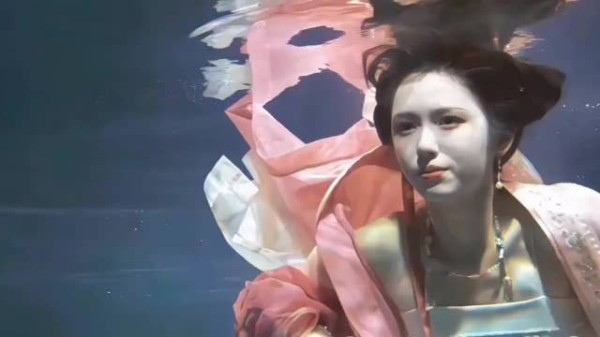 周也怎么能有人在水下还能美成这样!