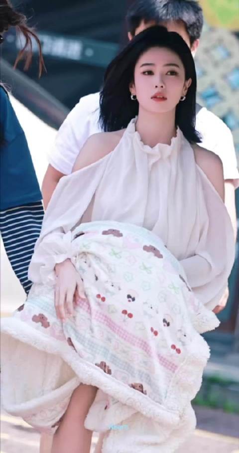 •所以是拟邀手握双平台4部破万的「国民女主」白鹿吗?
