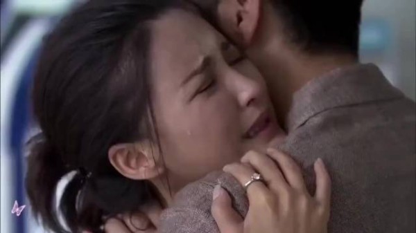 亲眼目睹妻子和前男友紧紧相拥,丈夫忍无可忍提出离婚