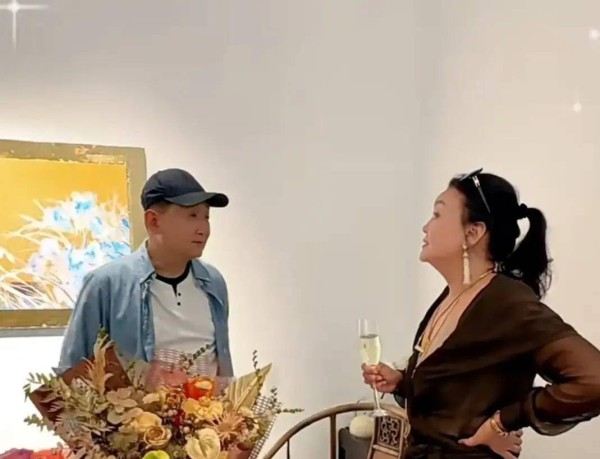梁天、王璐瑶还有张兰,这几个看似八竿子打不着的人,私底下竟然凑一块儿看展!