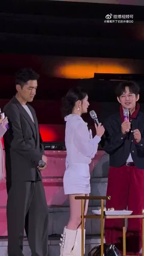 很久没见李沁跟何炅同框了,两位关系还是这么好…