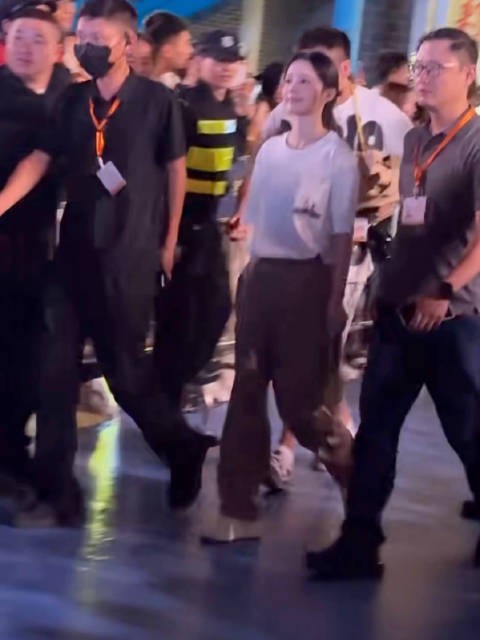 李沁被路人喊鸡腿姑娘,李沁怎么这么好,一直帮胡歌端着那么重的碗!