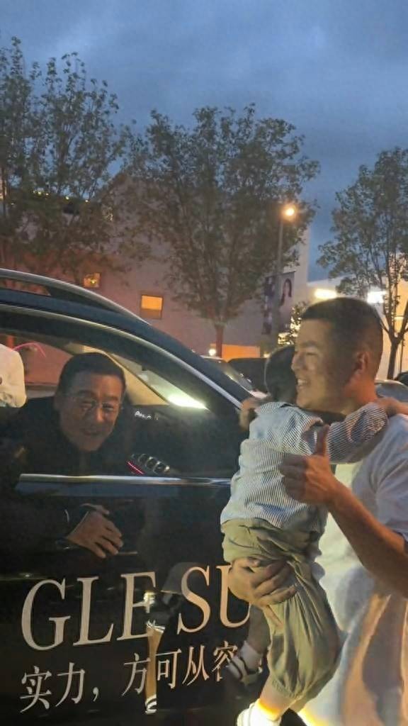 香港五届影帝街头被偶遇!坐车内仍陪粉丝合照,见小朋友特别宠爱