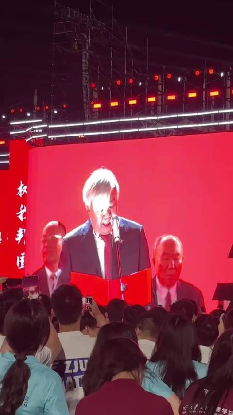 葬爱家族有出息了,终于出了一个当官的