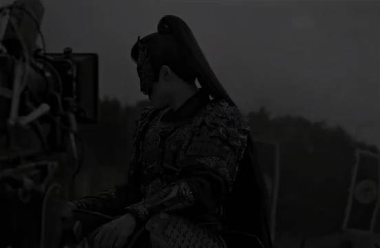 不言悲喜,凭一身孤骨,独挡漫天烽烟