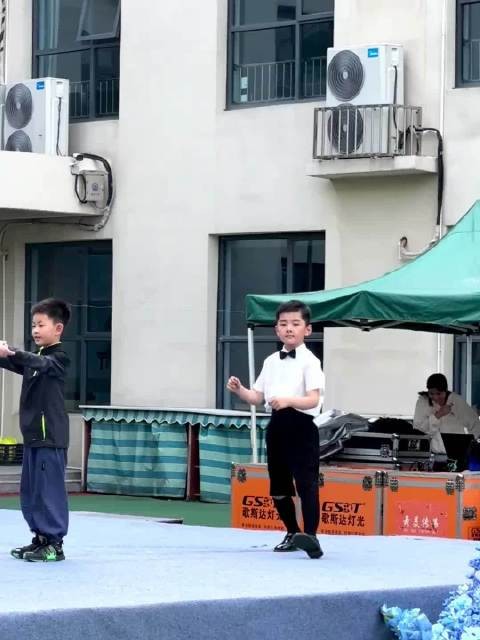 老师像天使一样出现，那一刻他的眼里充满了光哈哈