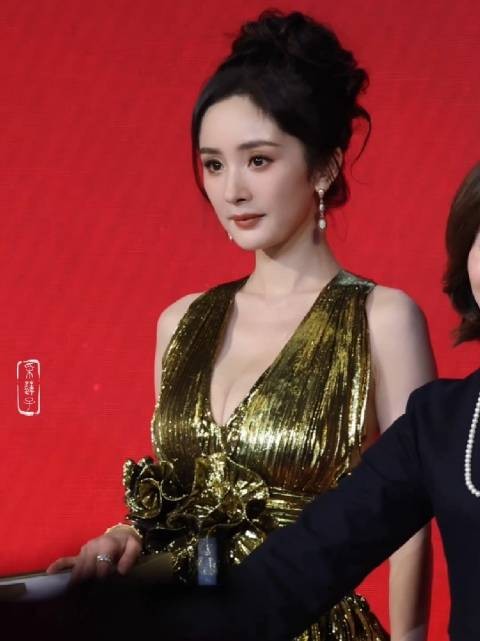 杨幂三亚活动现场，幂幂离得好近 当年这个造型一出来就被惊艳到了