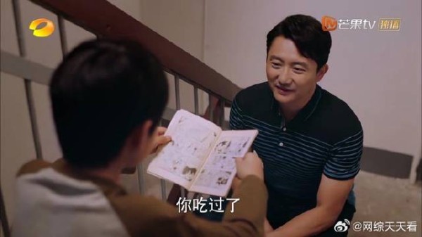 父母吵架,孩子只能躲到楼道里看书,邻居大叔看到后心疼不已