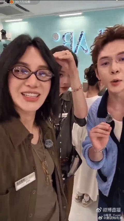 伦敦合伙人名场面，赵昭仪释放满满活力，一旁的喻言直接被她的 e 人能量惊住