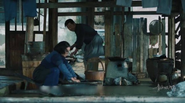 功勋：妻子支持丈夫放弃工作，孩子凑钱给妈妈看病！
