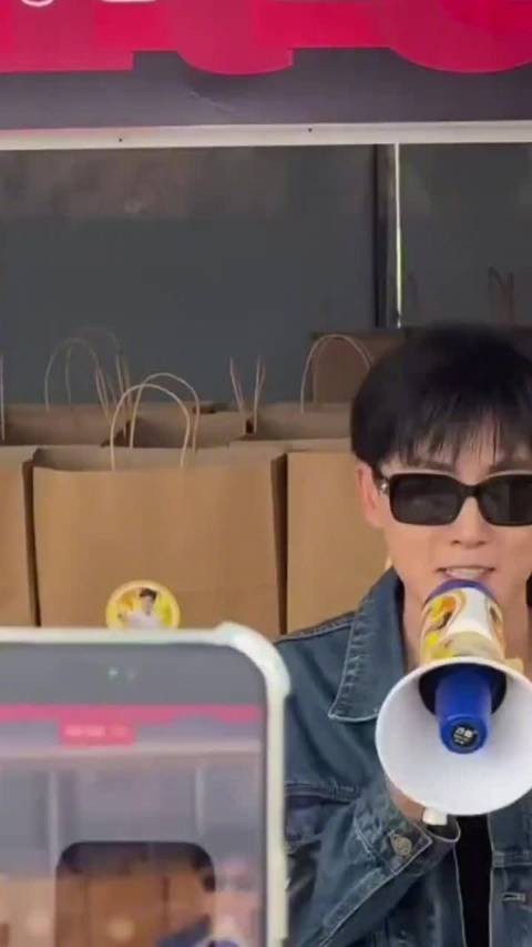 张睿披哥现场逆应援,模仿张艺谋喊话粉丝