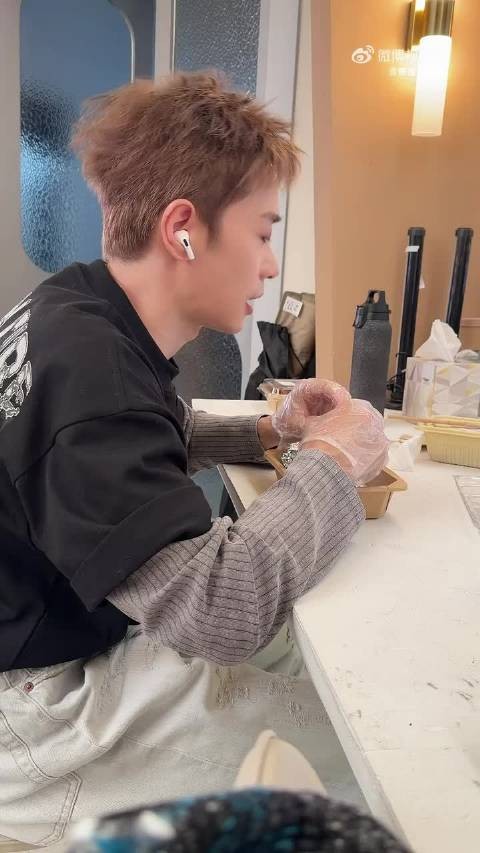 直播没有花哨流程,就是好好吃饭好好说话,曹骏自己当瓜主太戳人