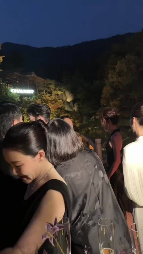 于适和李冰冰 周涛合照 今晚这套高领毛衣➕丝绸西装完全老公啊