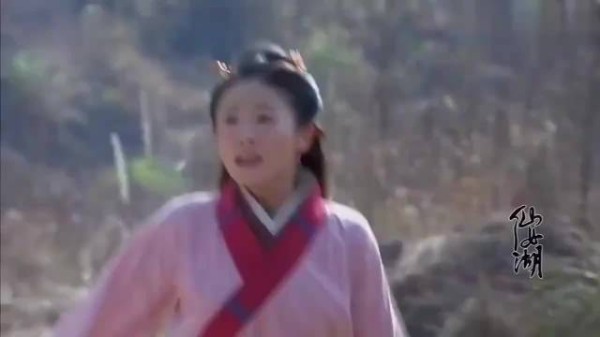 姑娘被箭射穿脖子竟没事,直接拔出来,箭:我不要面子吗?