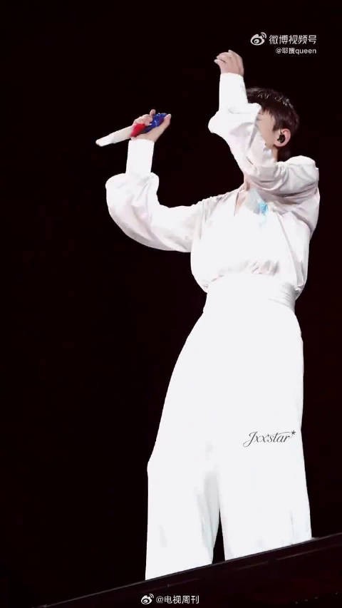 1982巡演名场面预定,张杰唱响《破局者》,热血摇滚点燃全场