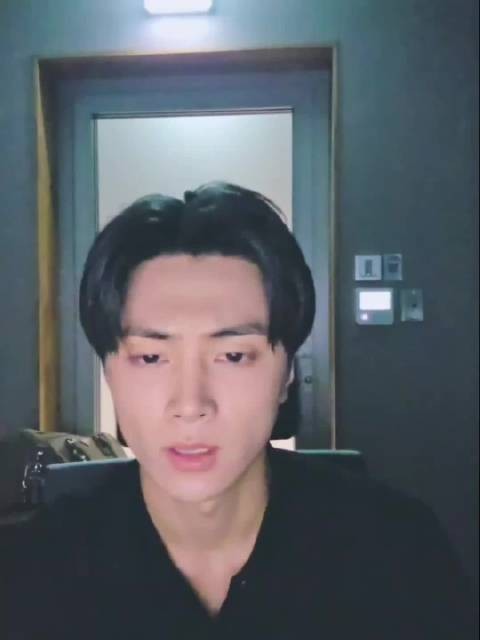 JAY于260919进行wvs live直播,向粉丝问好