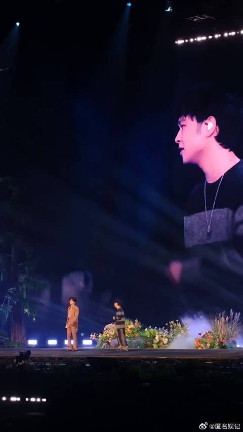 好朋友的双向奔赴,张新成杭州演唱会邀余佳运合唱《九月底》,现场满是暖意
