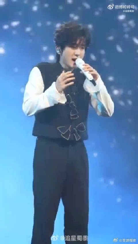 张新成杭州演唱会放大招,波西米亚狂想曲全开麦唱响,唱功进步听得清清楚楚