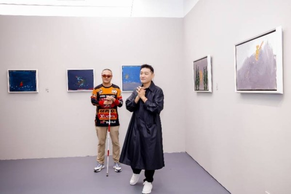 曹晟康艺术个展在京举办:二十余幅画作展现盲行者内心的山海