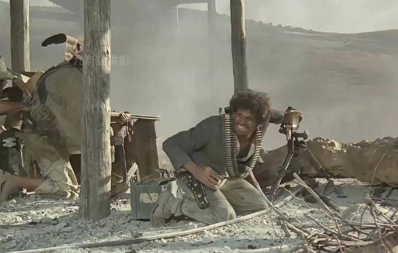 雇佣兵科瓦尔重机枪压制敌军，汽车炸弹摧毁炮兵阵地