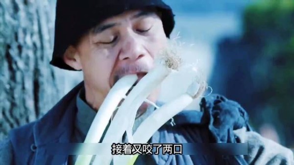 男人利用大葱隐藏机枪撞针!