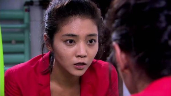 女书记的一时冲动,导致全村几十吨的桃子烂地里
