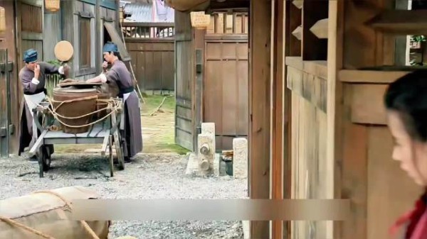 小师妹带着大师兄学人跟踪，发现潲水竟也能变成山珍海味