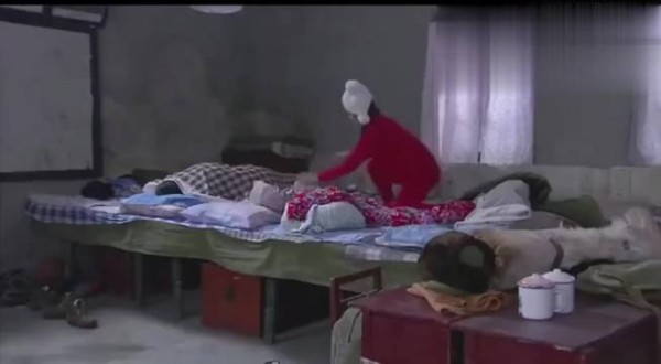 女孩冷得不行，直接钻进姐姐被窝，不料里面竟是姐夫，下一秒姐夫的反应太逗了