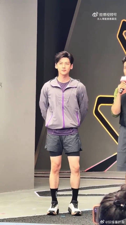 白敬亭这穿搭属实有点好笑,打底裤居然比外裤还长