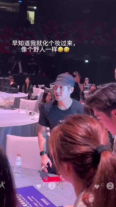 王嘉尔在海上生明月彩排现场,素颜帮粉丝签名,还说早知道画个妆过来的…