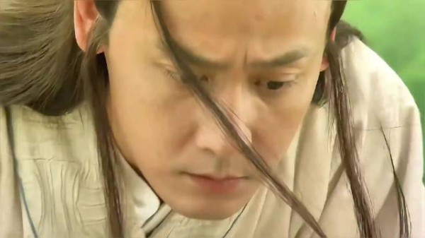 小青蛇为护住净瓶被龙女打伤，谁知鲍仁出现将她捞回茶园喂药