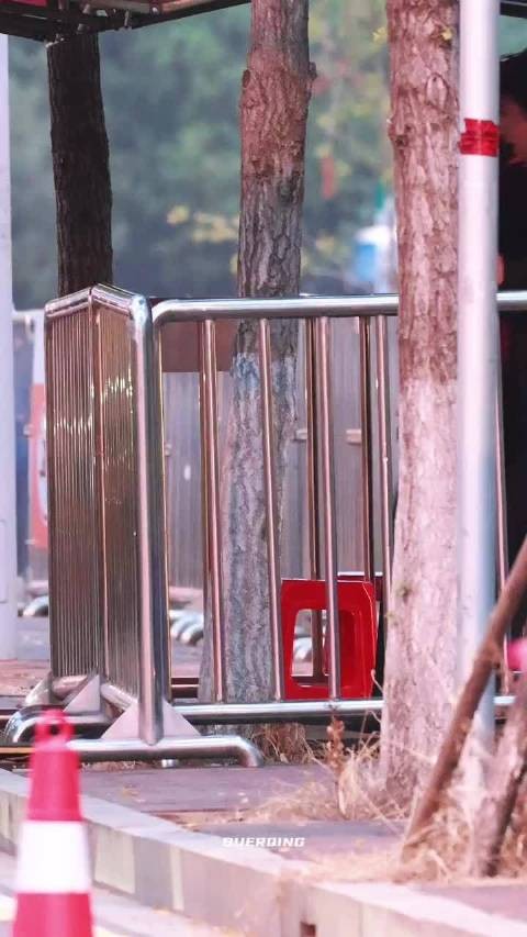 阿云嘎黑天鹅妆造,燕尾服羽毛尽显舞台审美