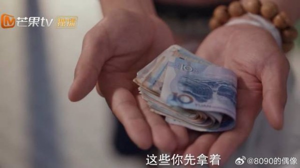 大爷主动赔电脑钱,晴也看着零散纸币,不忍心向他索赔