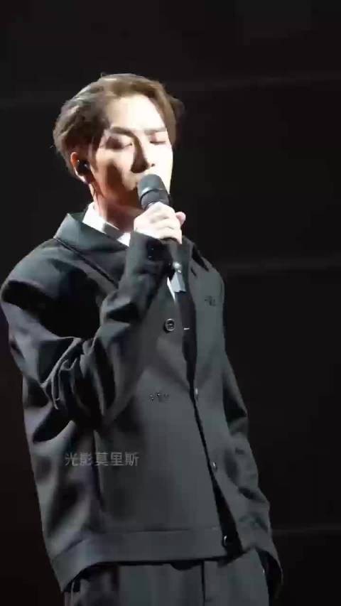 王嘉尔彩排状态拉满,正式舞台一开口全场安静