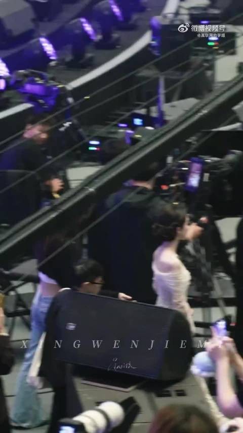 娜扎关晓彤挑眉打招呼,就爱看一些美女互动啊