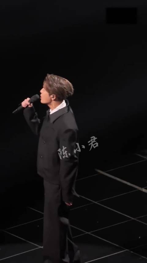王嘉尔唱《慢慢》获赞不是没道理,嗓音辨识度高,情感处理细腻又克制