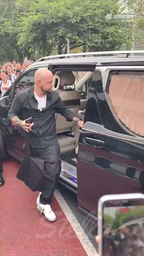 约翰尼·德普中国行，烟瘾不小吞云吐雾