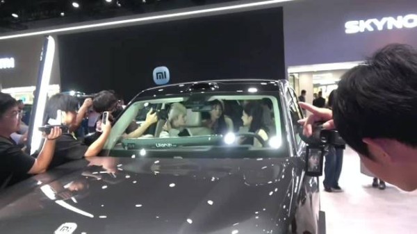 你米的展台确实是开窍了, (群里看到的) 补充:据说是自己来的