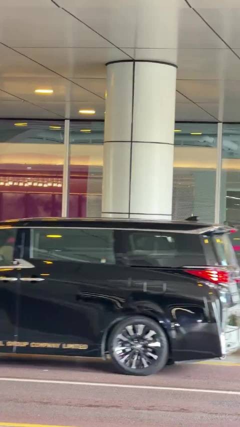 任嘉伦深圳出发远处招手回应,这是嘉人最快乐的事