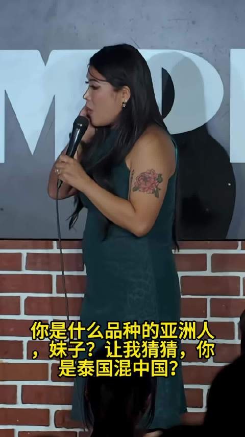 两个大连女人在美国脱口秀上聊和老白男如何学英语,说得太嗨了!
