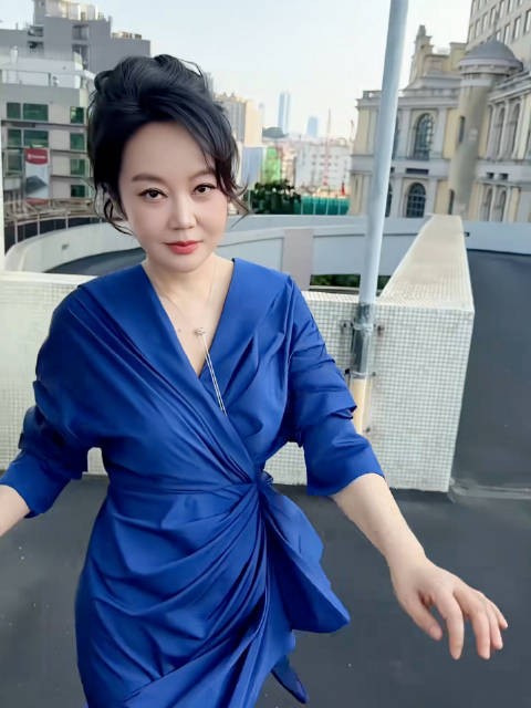 闫妮高开叉蓝裙亮相湾区升明月晚会,状态舒展优雅