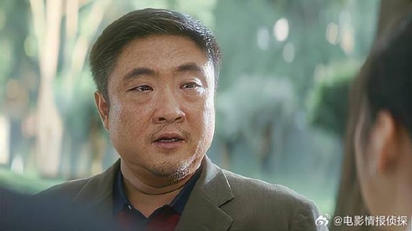 爸爸亲手把女儿交给小伙,下秒说的这句话,太感人了