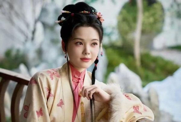 《兰香如故》她北电毕业就出演大剧主角，扮相明媚娇俏，还是童星出身