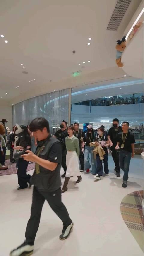 赵露思直播打卡拍照，与小熊合照超级可爱