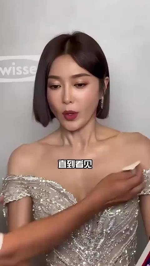 “为何女星穿抹胸礼服不害怕滑落?看到秦岚特写,才知女星穿搭秘密…”