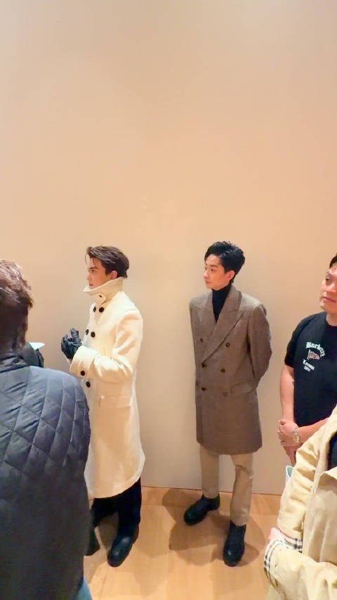 吴宜泽吴磊同框BURBERRY大秀,英伦风衣造型抢眼