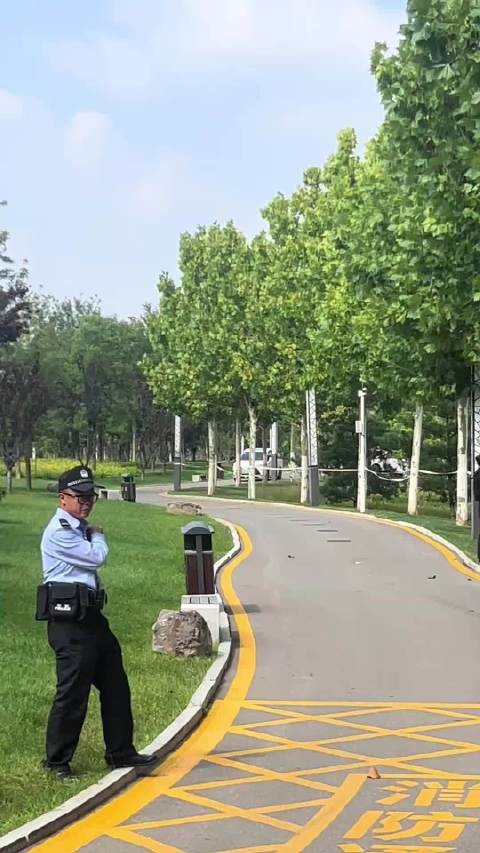 见董宇辉一面，给大姐激动哭了！