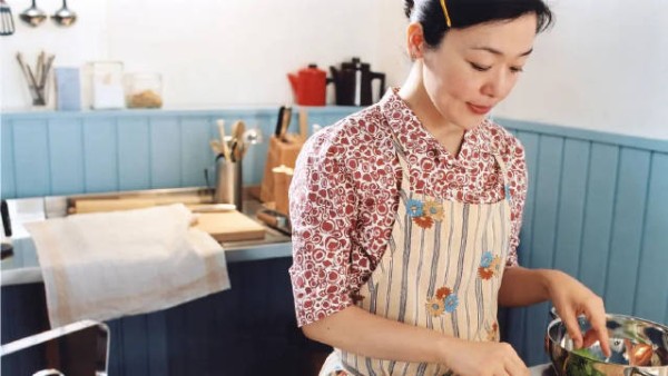 食堂开业一月无人光顾,芬兰大妈驻足观察老板