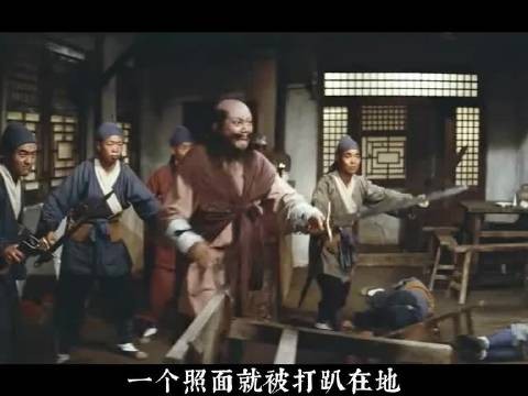 飞燕子以一敌多救英雄，《一代剑王》美女救英雄